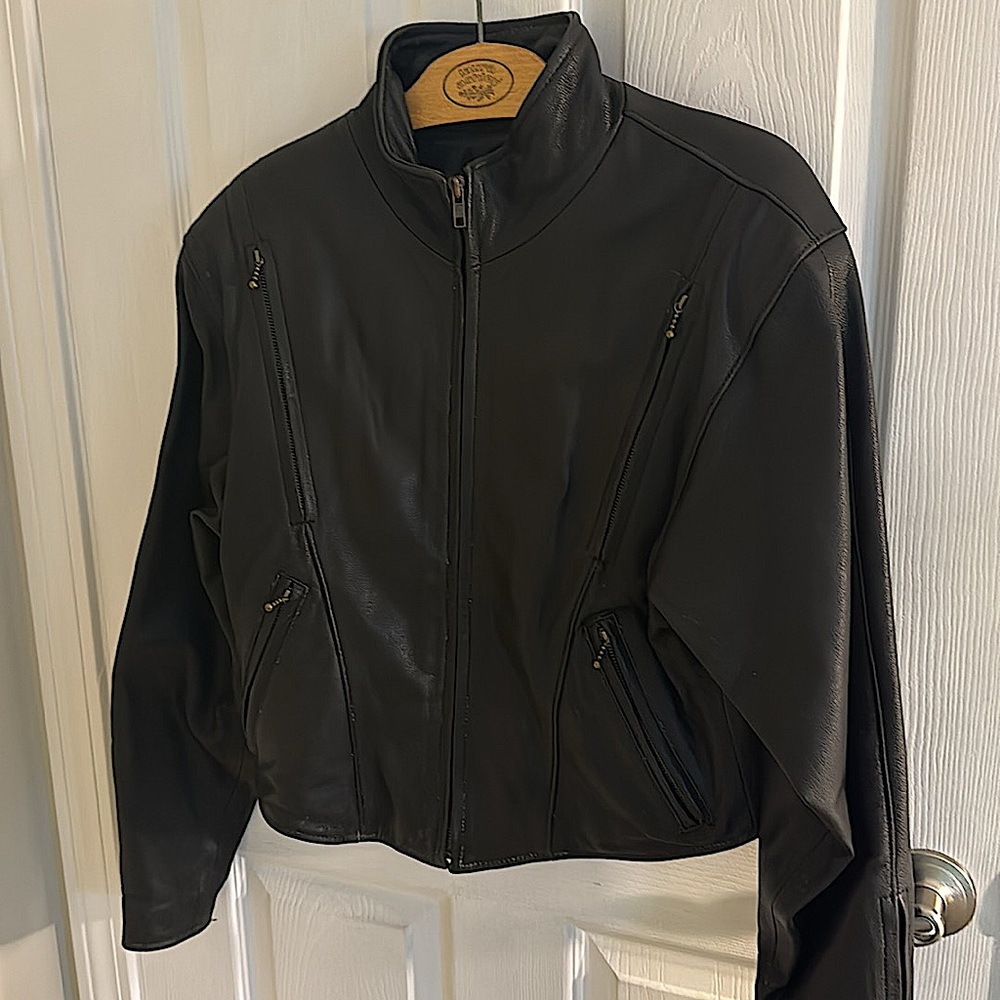 Black leather jacket. Size small, I’m a size 5 or 6 so it fits someone my size.